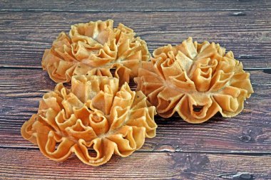 Çıtır nilüfer çiçeği kurabiyesi (veya Knanom Dok Jog) Tayland 'ın en ünlü atıştırmalıklarından biridir.