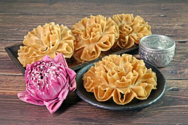 Çıtır nilüfer çiçeği kurabiyesi (veya Knanom Dok Jog) Tayland 'ın en ünlü atıştırmalıklarından biridir.