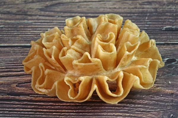 Çıtır nilüfer çiçeği kurabiyesi (veya Knanom Dok Jog) Tayland 'ın en ünlü atıştırmalıklarından biridir.