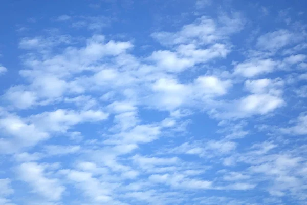ふわふわの白い雲空の背景 — ストック写真
