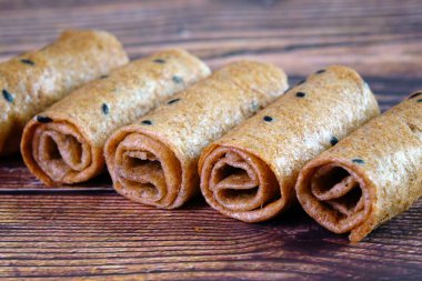 Tayland hindistan cevizli gevrekler veya çıtır hindistan cevizli gofretler (tanga muan), ünlü Tayland geleneksel atıştırmalıkları. Tanga altın demek, yani bu kurabiyeleri birine hediye olarak vermek zenginlik dileği olarak yorumlanabilir.