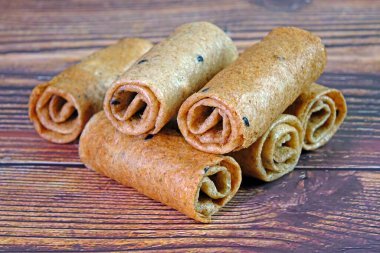 Tayland hindistan cevizli gevrekler veya çıtır hindistan cevizli gofretler (tanga muan), ünlü Tayland geleneksel atıştırmalıkları. Tanga altın demek, yani bu kurabiyeleri birine hediye olarak vermek zenginlik dileği olarak yorumlanabilir.