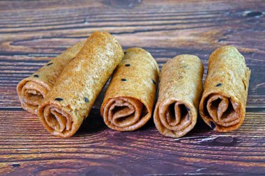 Tayland hindistan cevizli gevrekler veya çıtır hindistan cevizli gofretler (tanga muan), ünlü Tayland geleneksel atıştırmalıkları. Tanga altın demek, yani bu kurabiyeleri birine hediye olarak vermek zenginlik dileği olarak yorumlanabilir.