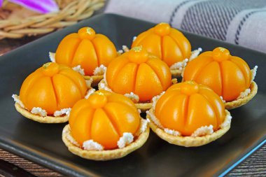 Tayland Kraliyet Mutfağı: Altın Taç Pastası (Kha nom Dara Thong, Thong Ek Kra Jang veya Ja Mong Kut) Tayland geleneklerine göre yumurta sarısı, buğday unu ve yenilebilir altından yapılan dokuz lezzetli tatlıdan biridir.