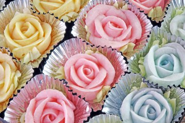 Siyam Alure gül şekeri, ünlü Royal Thai mutfağı. Hindistan cevizi sütü, buğday unu ve şekerden yapılır. Tayland 'dan gelen renkli güller.