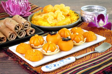 Tayland Kraliyet mutfağı: Tayland mutfağında üç karışık Altın Tayland şekeri (Sa Ne Jan, Da Ra Thong ve Thong Ek), Tayland geleneklerine göre dokuz uğurlu tatlı, yumurta sarısı, buğday unu ve yenilebilir altından yapılır.