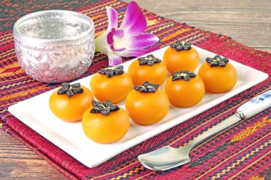 Tayland Kraliyet mutfağı, Tayland tatlıları: Tayland 'da sarısı, buğday unu ve yenilebilir altından yapılan dokuz hayırlı tatlıdan biri olan Siyam büyüleyici ay pastası (Kha-Nom-Sa-Ne- Jan)