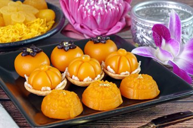 Tayland Kraliyet mutfağı: Tayland mutfağında üç karışık Altın Tayland şekeri (Sa Ne Jan, Da Ra Thong ve Thong Ek), Tayland geleneklerine göre dokuz uğurlu tatlı, yumurta sarısı, buğday unu ve yenilebilir altından yapılır.