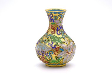 Beyaz arka planda izole edilmiş antik Çin Cloisonne diş minesi vazosu