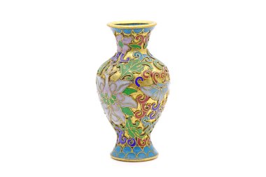 Beyaz arka planda izole edilmiş antik Çin Cloisonne diş minesi vazosu