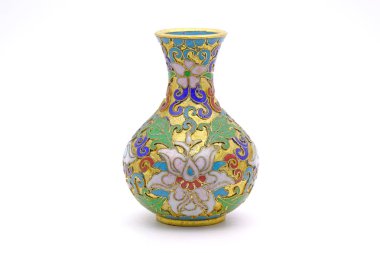 Beyaz arka planda izole edilmiş antik Çin Cloisonne diş minesi vazosu