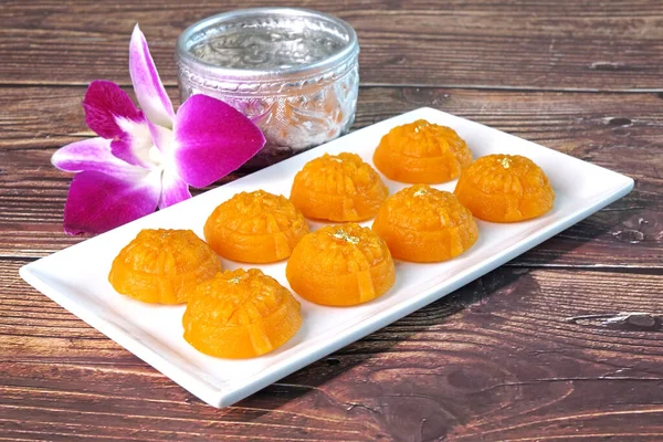 태국어 Golden Sweetmeat Kha Nom Thong 전통에 노른자 밀가루 금으로 — 스톡 사진