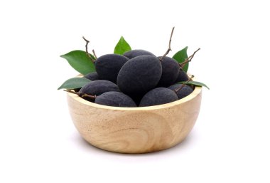 Beyaz arka planda izole edilmiş ahşap kasede kadife demirhindi. Siyah Kadife Tamarind (Dialium Cochinchinense)