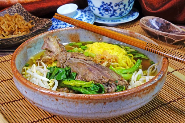 Суп Лапши Жареной Уткой Знаменитая Азиатская Кухня Китае Сингапуре Таиланде — стоковое фото