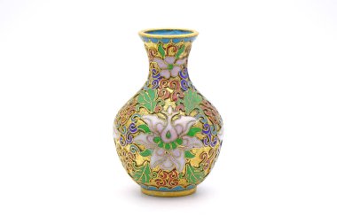 Vazo: Beyaz arka planda izole edilmiş antik Çin Cloisonne vazosu