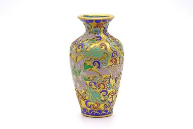 Vazo: Beyaz arka planda izole edilmiş antik Çin Cloisonne vazosu