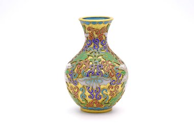 Vazo: Beyaz arka planda izole edilmiş antik Çin Cloisonne vazosu