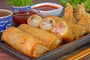 Kızarmış Çin böreği ve wonton, ünlü Çin aperatifi.