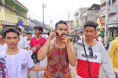Phuket Tayland 14 Ekim 2018 'de düzenlenen Vejetaryen Festivali' nde tanrıların ruhunu bedenlerine davet eden kişi gösterildi. (Çin takviminin 9. Ay Fuarı)