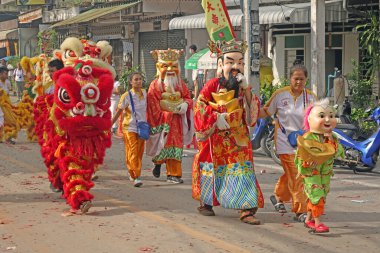 Phuket Tayland 14 Ekim 2018 'de düzenlenen Vejetaryen Festivali' nde tanrıların ruhunu bedenlerine davet eden kişi gösterildi. (Çin takviminin 9. Ay Fuarı)