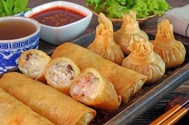 Yumurtalı börek ve Wontonlar. Kızarmış çıtır börek ve kızarmış kızarmış hamur tatlısı. Meşhur geleneksel Çin aperatifleri, tatlı acı biber sosu ya da tatlı erik sosuyla servis edilir. Çin çay saati atıştırmalığı