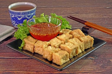 Soya peyniri. Geleneksel kızarmış tofu, tatlı acı biber sosu ya da tatlı erik sosuyla servis edilir. Ünlü Çin aperatifi, Çin mutfağı. Vejetaryen yemeği.