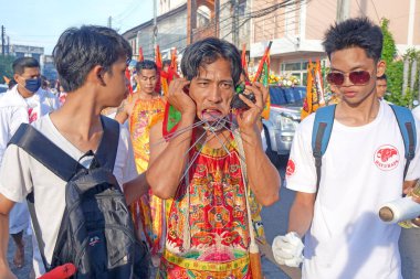 15 Ekim 2018 'de Phuket Tayland' da düzenlenen Vejetaryen Festivali 'nde tanrıların ruhunu bedenlerine davet eden kişi gösterildi. (Çin takviminin 9. Ay Fuarı)