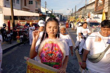 15 Ekim 2018 'de Phuket Tayland' da düzenlenen Vejetaryen Festivali 'nde tanrıların ruhunu bedenlerine davet eden kişi gösterildi. (Çin takviminin 9. Ay Fuarı)