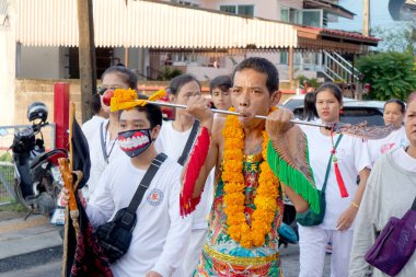 15 Ekim 2018 'de Phuket Tayland' da düzenlenen Vejetaryen Festivali 'nde tanrıların ruhunu bedenlerine davet eden kişi gösterildi. (Çin takviminin 9. Ay Fuarı)