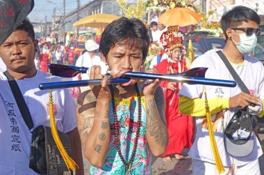 15 Ekim 2018 'de Phuket Tayland' da düzenlenen Vejetaryen Festivali 'nde tanrıların ruhunu bedenlerine davet eden kişi gösterildi. (Çin takviminin 9. Ay Fuarı)