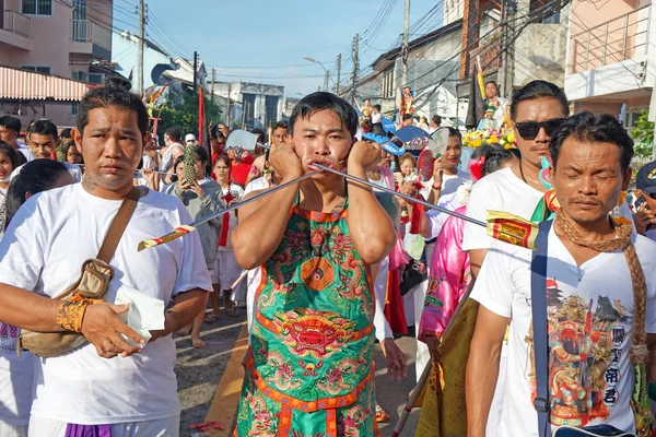 Phuket Thaimaa Lokakuu 2018 Kasvisten Festivaalin Paraati Näyttää Palvojan Henkilön — kuvapankkivalokuva