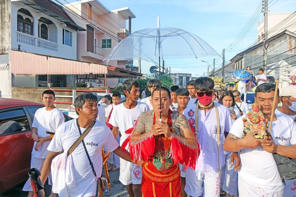 Phuket Thaimaa Lokakuu 2018 Kasvisten Festivaalin Paraati Näyttää Palvojan Henkilön — kuvapankkivalokuva