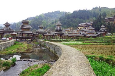 Zhaoxing Dong Zai antik kasabası (Zhao Xing Köyü) Guizhou bölgesinde sabah sisinde. Çin 'in güneyindeki ünlü antik köylerden biri. Seçici ve yumuşak odak.