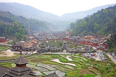 Zhaoxing Dong Zai antik kasabası (Zhao Xing Köyü) Guizhou bölgesinde sabah sisinde. Çin 'in güneyindeki ünlü antik köylerden biri. Seçici ve yumuşak odak.