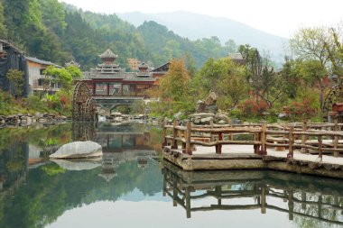Zhaoxing Dong Zai antik kasabası (Zhao Xing Köyü) Guizhou bölgesinde sabah sisinde. Çin 'in güneyindeki ünlü antik köylerden biri. Seçici ve yumuşak odak.