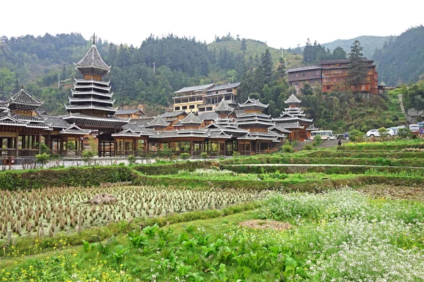 Zhaoxing Dong Zai antik kasabası (Zhao Xing Köyü) Guizhou bölgesinde sabah sisinde. Çin 'in güneyindeki ünlü antik köylerden biri. Seçici ve yumuşak odak.