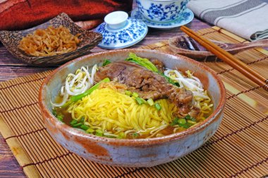 Pirinçli ördek çorbası. Çin, Singapur, Tayland ve Vietnam 'da ünlü Asya yemekleri.