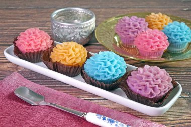 Çiçek biçimli Tayland tatlıları (Khanom Chor Keaw) buğday unu, hindistan cevizi sütü ve sarısından yapılır. Anneler günü, yeni yıl ve diğer Tayland festivalleri için tatlılar. Tayland mutfağı, Tayland tatlısı.