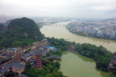 Guilin şehri, sabah sisinin içinde huzurlu bir atmosferin içinde. Atlılar, Göl, Pagoda ve Lijiang Nehri