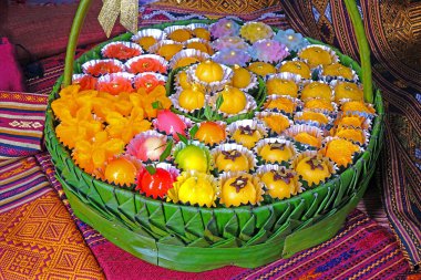 Ünlü Tayland tatlıları: Tüm Tayland Festivalleri için dokuz karışık Tayland tatlısı (Sa Ne Jan, DaraThong, Thong Chompoo Nuch, Tong Ek, Thong Yip, Thong Yod ve Foi Thong, Look Chup, Chor Pagakrong).