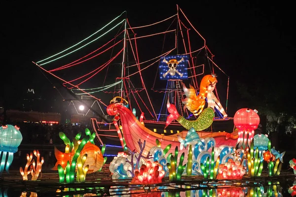 stock image Wuhan city, Hubei province / China - 14 Fabruary 2014 : Lanterns festival at Wuhan East lake scenic area (Donghu lake)