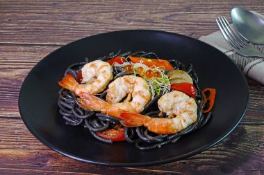 Karidesli mürekkep balığı spagettisi. İtalyan yemeği. Seçici odak