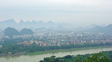 Guangxi Eyaleti, Guangxi 'deki Lijiang nehri boyunca sabah sisi içinde güzel bir şehir manzarası. Guilin şehrinin kuş bakışı görüntüsü.