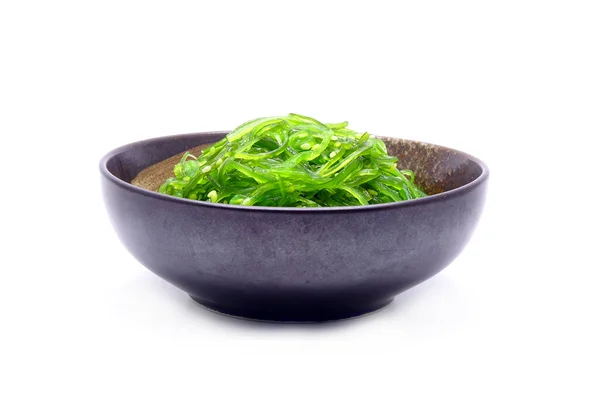 Chuka Wakame Salade Keramische Kom Geïsoleerd Witte Achtergrond Beroemd Japans — Stockfoto