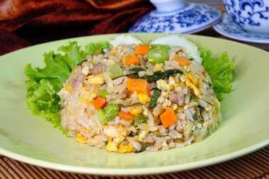 Yangzhou pilavı. Yangzhou kızarmış pirinci, Çin usulü birçok Çin restoranında popüler bir kızarmış pirinç yemeğidir.