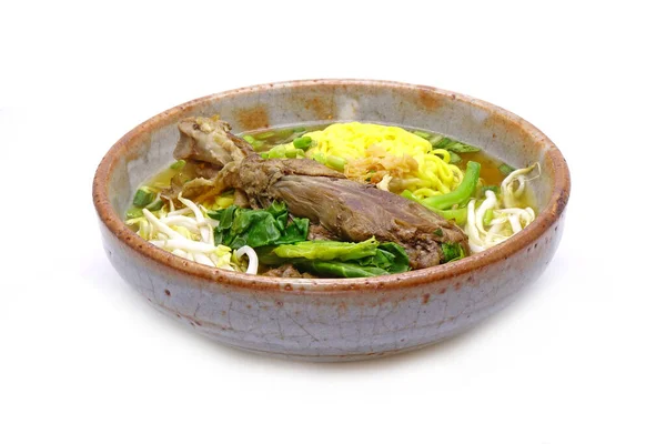 Суп Лапши Уткой Белом Фоне Знаменитая Азиатская Кухня Китае Сингапуре — стоковое фото
