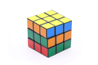 Rubik küp beyaz arkaplanda izole
