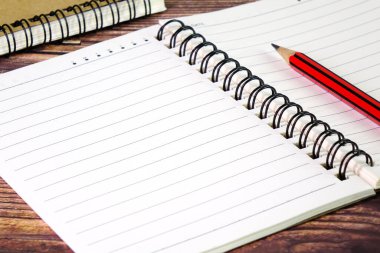 Defter ve kalem. Yazmak, çalışmak, okul, not, ofis, iş ve eğitim için kalemli boş not defteri fotoğrafçılık kavramları. Seçici odak, boşluğu kopyala