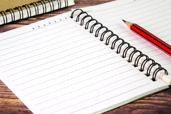 笔记本和铅笔 用铅笔书写 记笔记 商务和教育概念摄影的空白笔记本纸 选择性焦点 复制空间 — 图库照片