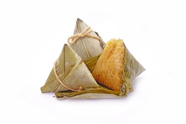 Çin teknesi ejderha festivali (5. Ay ayı festivali) için yapışkan pirinç hamuru (bambu yapraklarına yapışkan pirinç ambalajı ile yapılan piramit şekilli hamur tatlısı). Beyaz arkaplanda izole